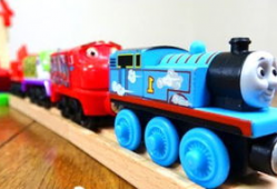 小火车玩具视频,童趣盎然，亲子互动新体验